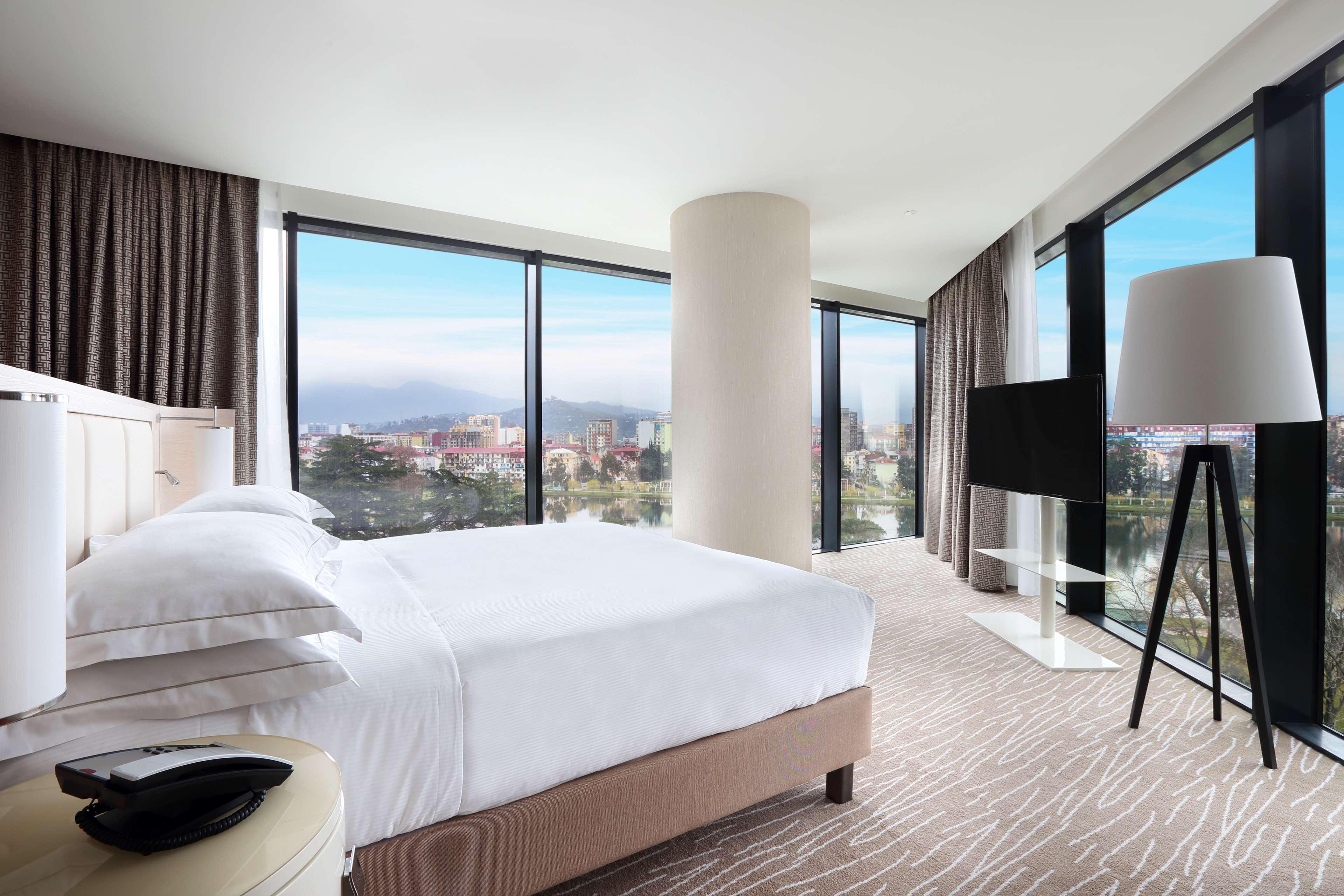 Hilton Batumi Hotell Eksteriør bilde A bedroom at the hotel