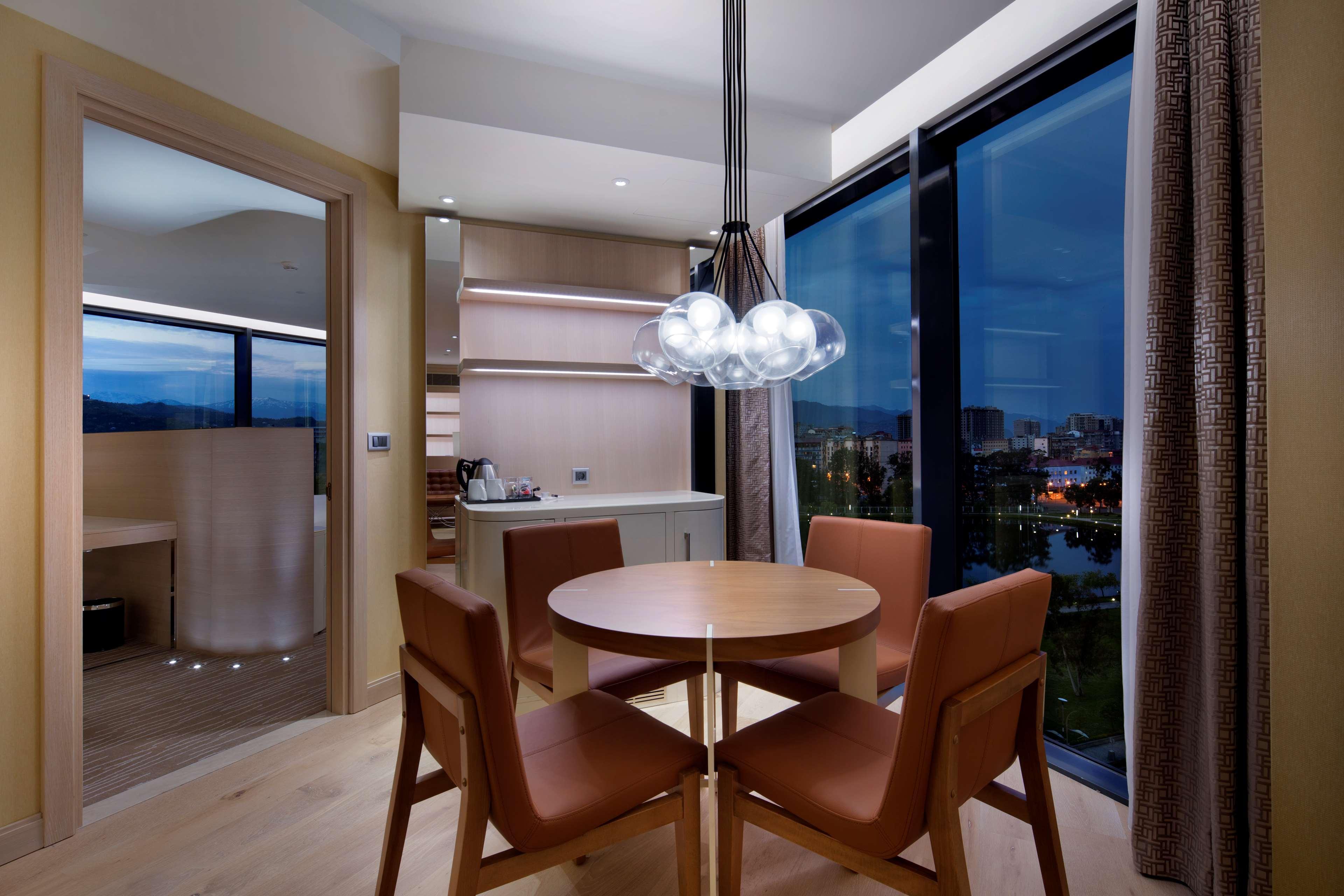 Hilton Batumi Hotell Eksteriør bilde A dining room in a private apartment