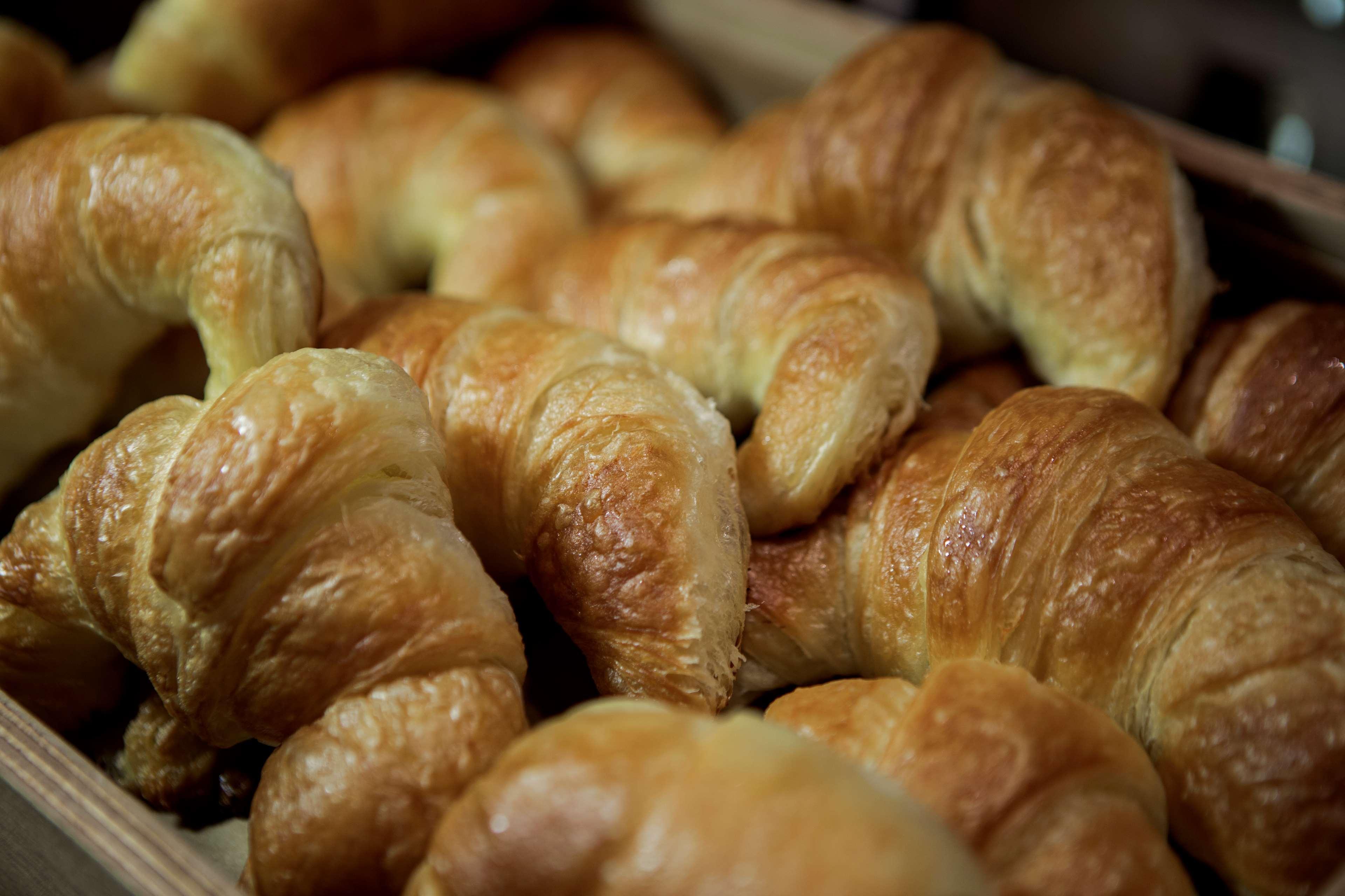 Hilton Batumi Hotell Eksteriør bilde Croissants