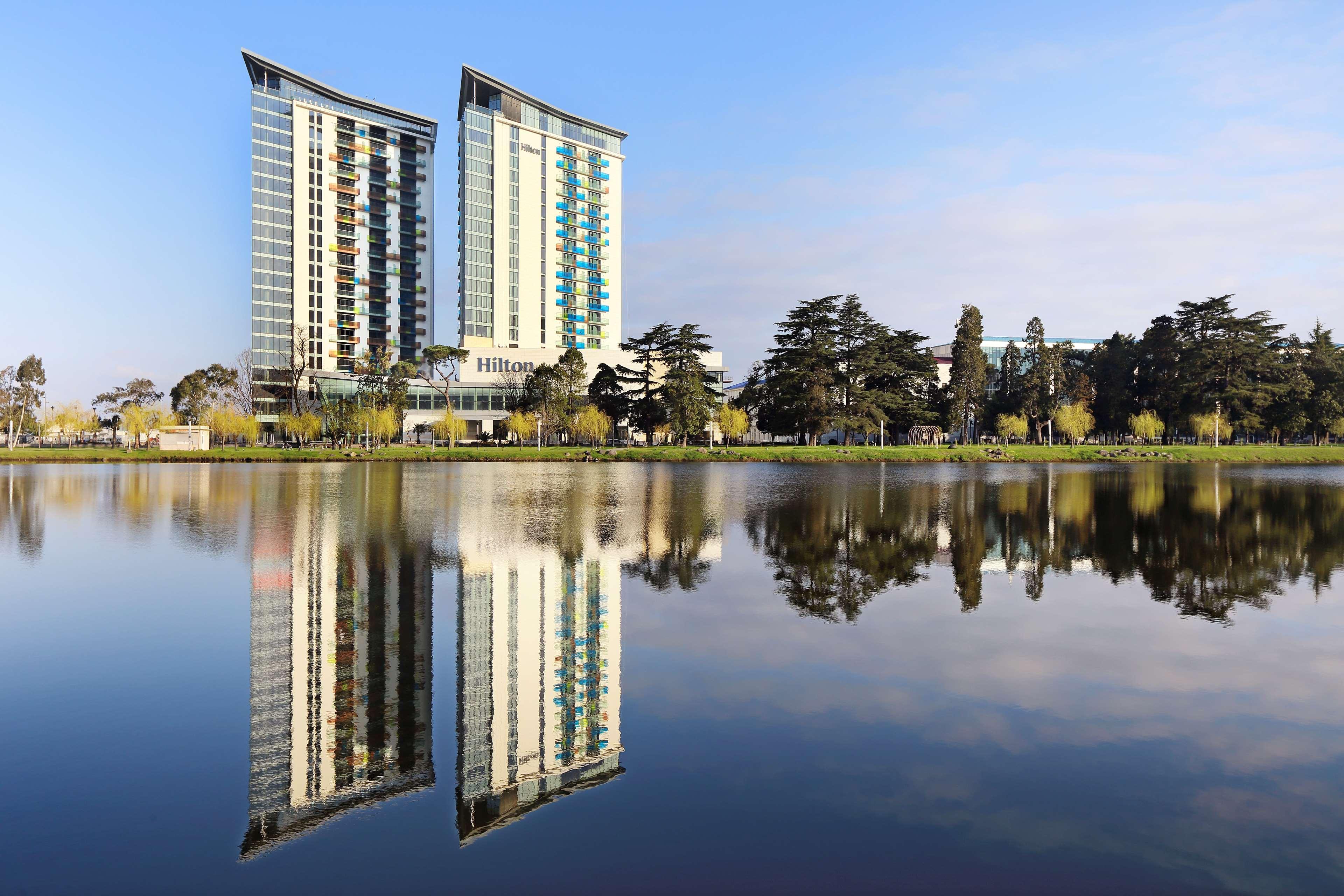 Hilton Batumi Hotell Eksteriør bilde The Lakes College