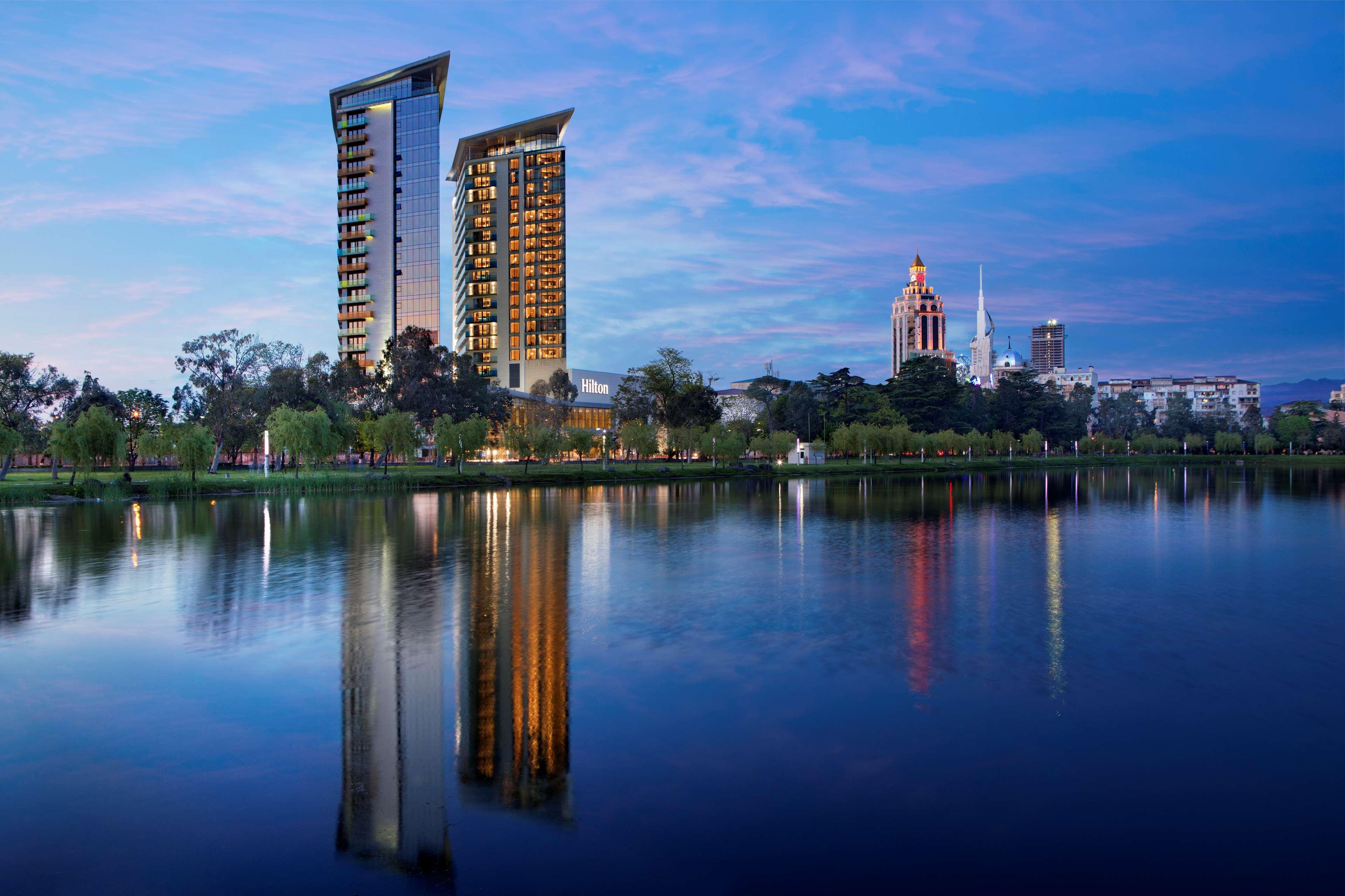 Hilton Batumi Hotell Eksteriør bilde The Lakes residential complex