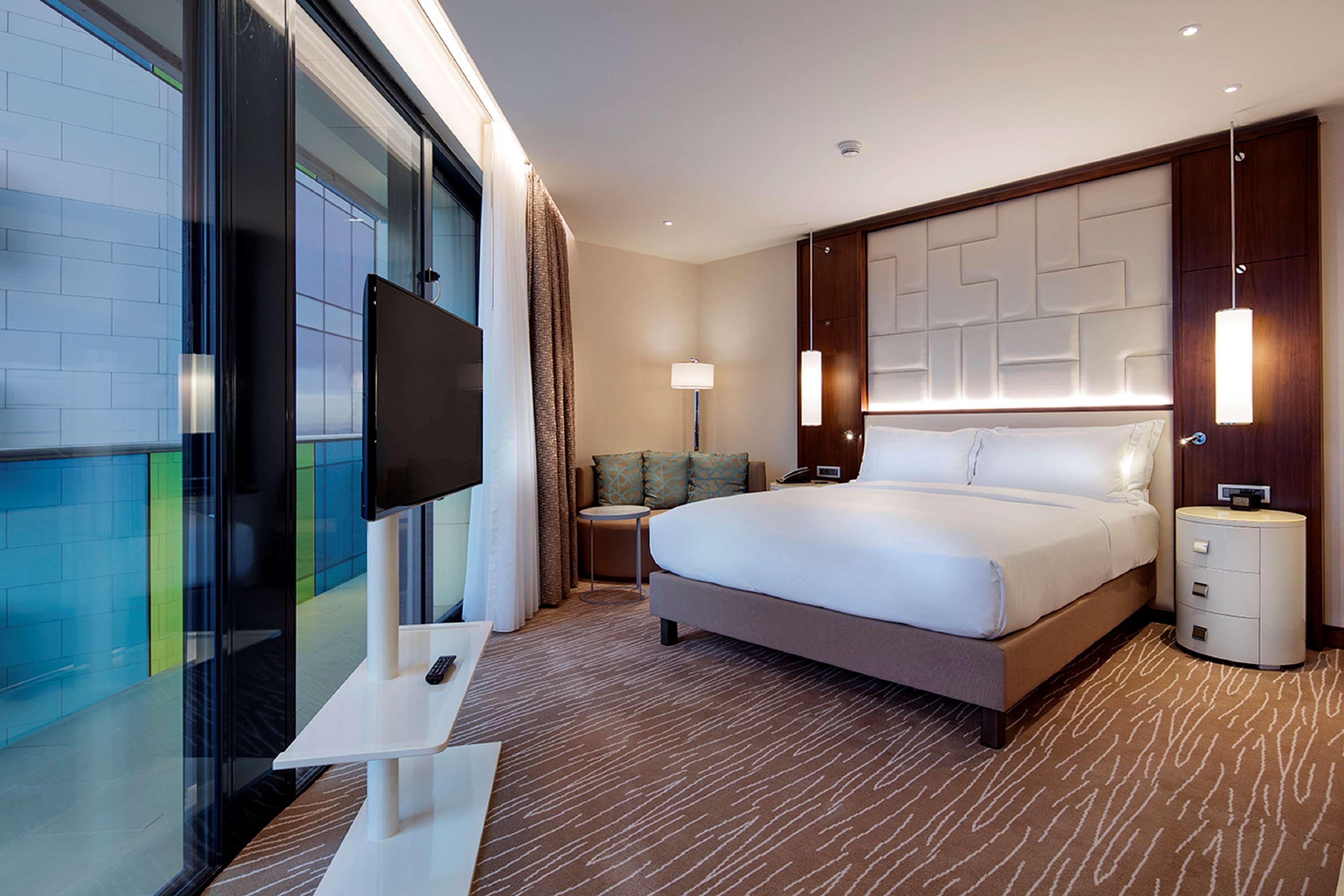 Hilton Batumi Hotell Eksteriør bilde A bedroom at the hotel