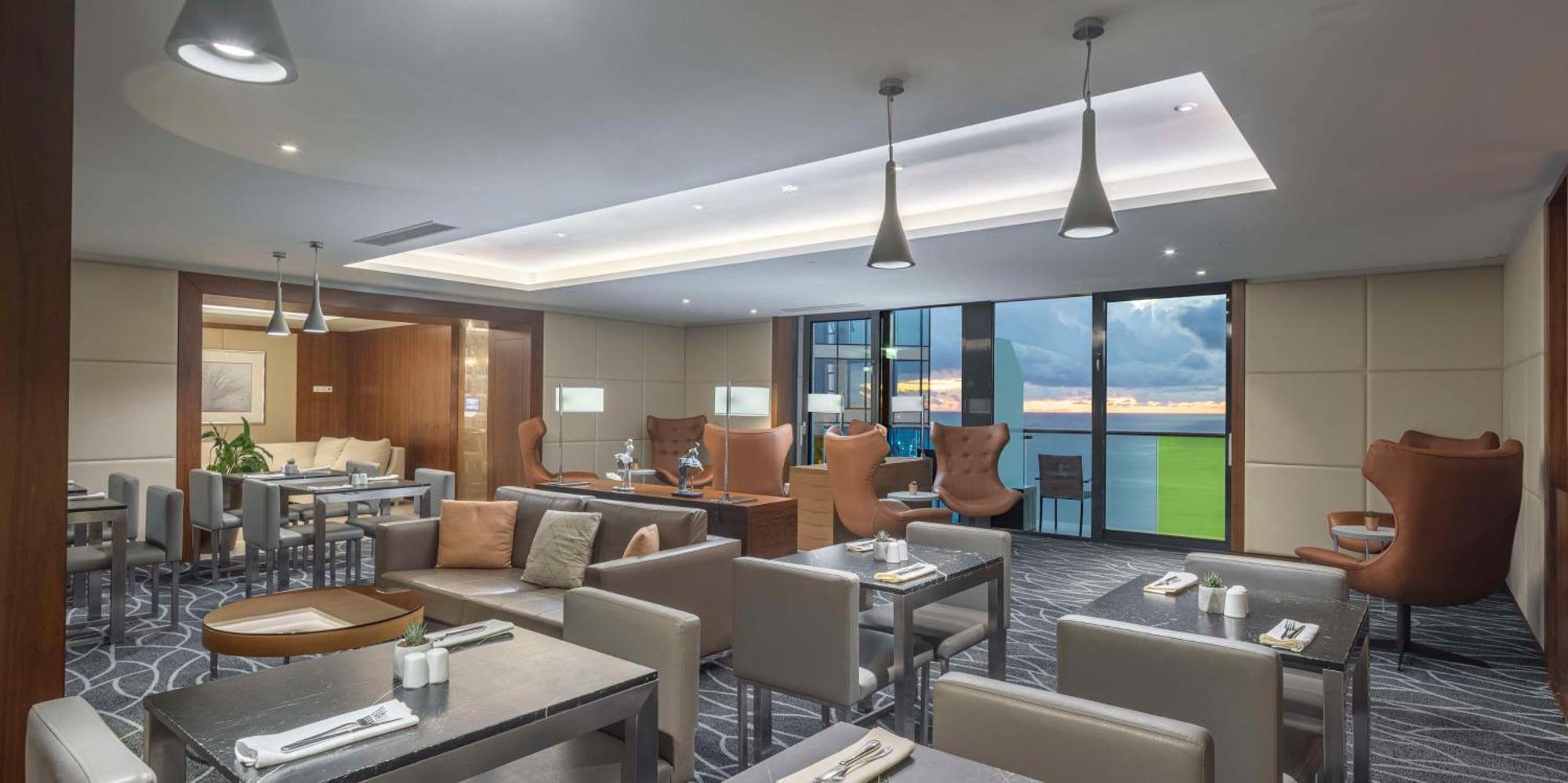 Hilton Batumi Hotell Eksteriør bilde The Club Lounge at the airport