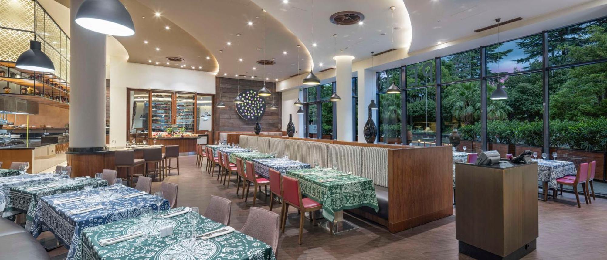 Hilton Batumi Hotell Eksteriør bilde The restaurant