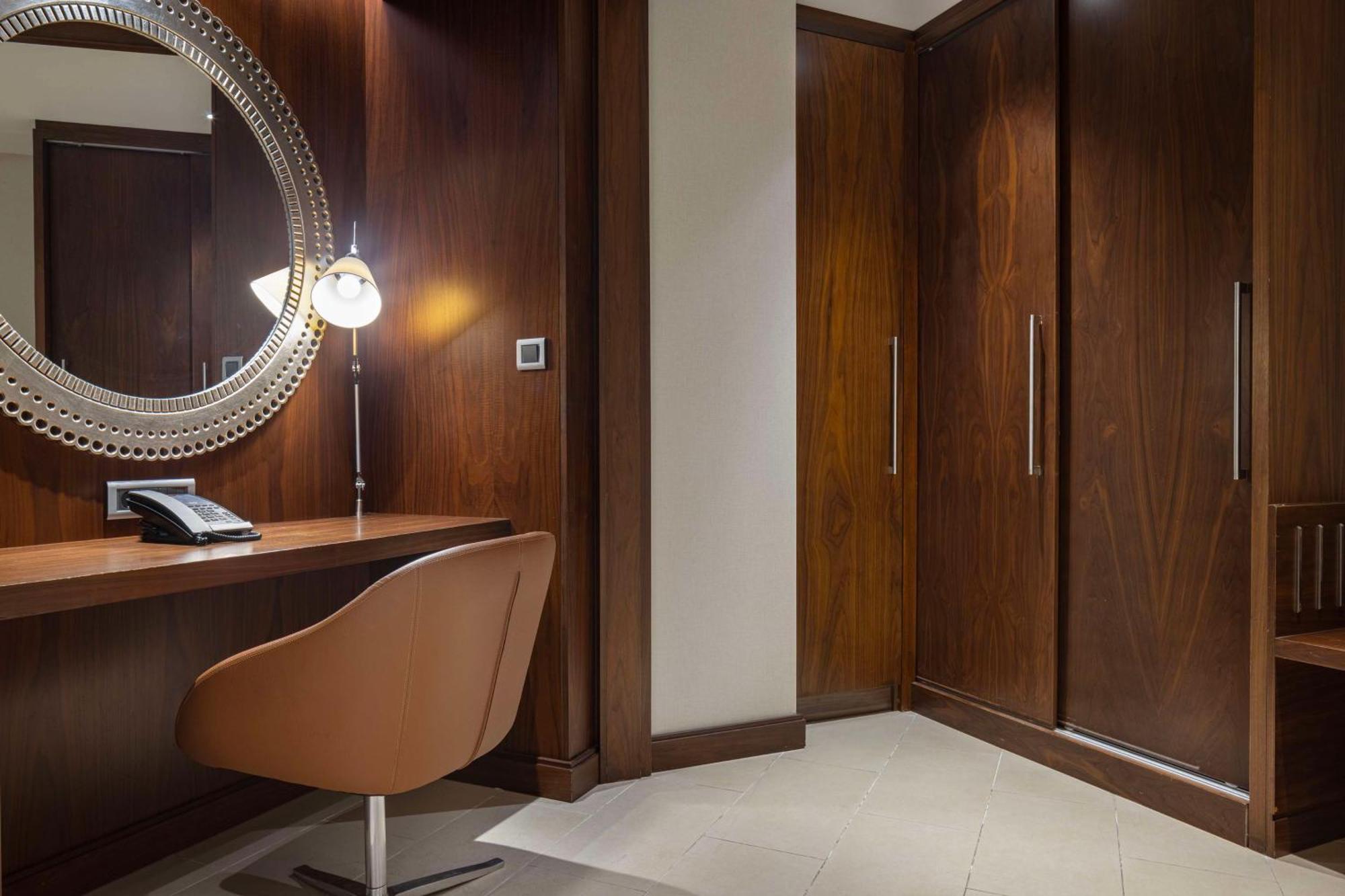 Hilton Batumi Hotell Eksteriør bilde A room at the hotel