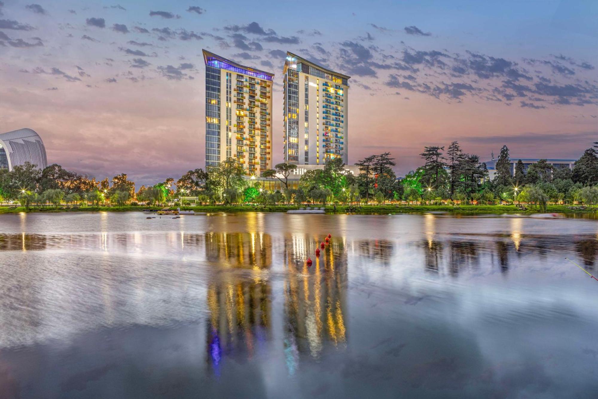 Hilton Batumi Hotell Eksteriør bilde The Ritz-Carlton, Lake Las Vegas