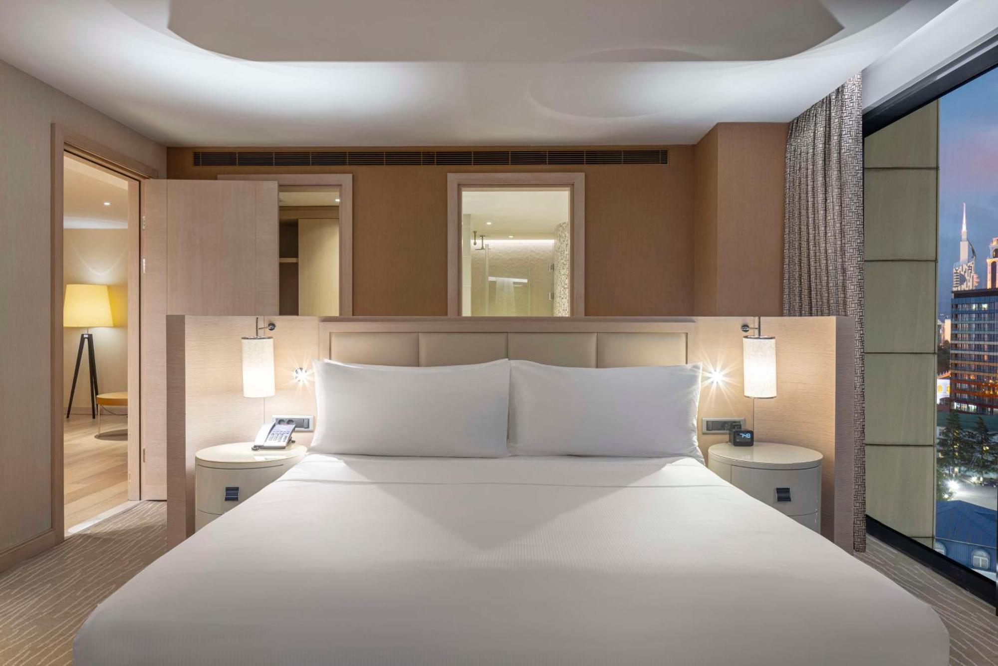 Hilton Batumi Hotell Eksteriør bilde A bedroom at the hotel