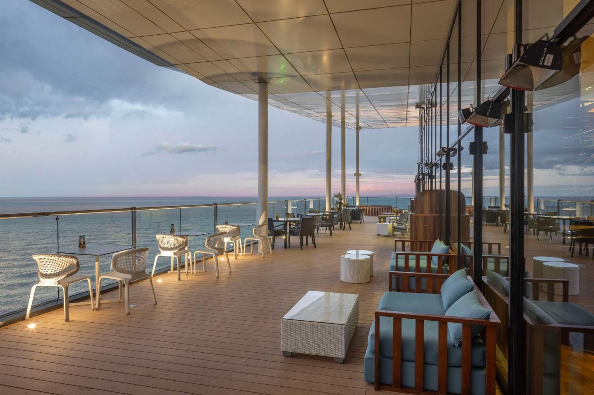 Hilton Batumi Hotell Eksteriør bilde The observation deck of the hotel
