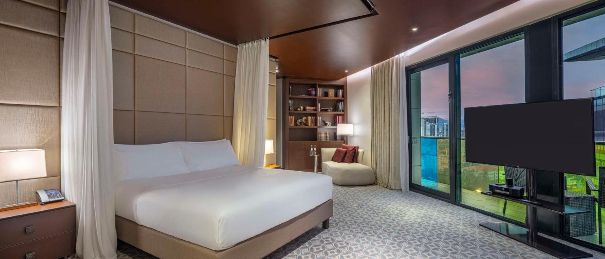 Hilton Batumi Hotell Eksteriør bilde A bedroom at the hotel