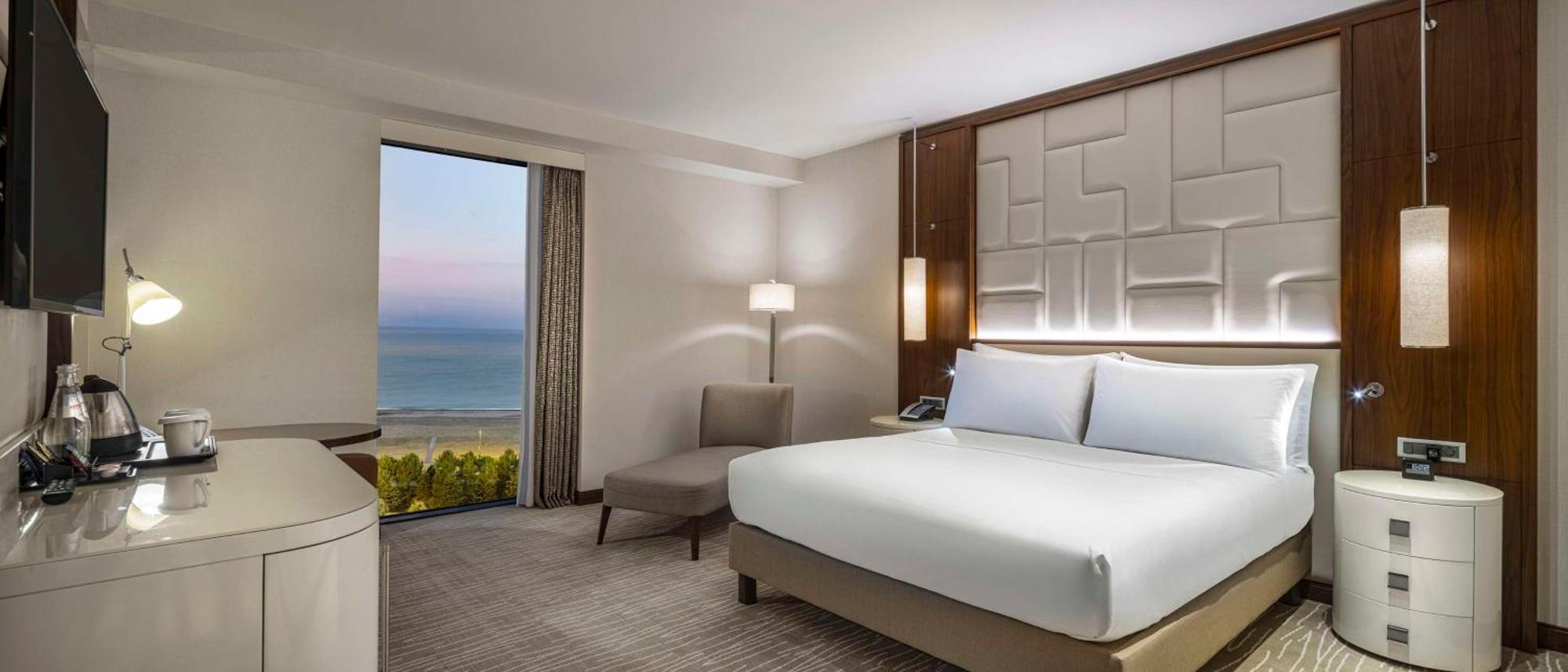 Hilton Batumi Hotell Eksteriør bilde A guest room at Hilton Garden Inn