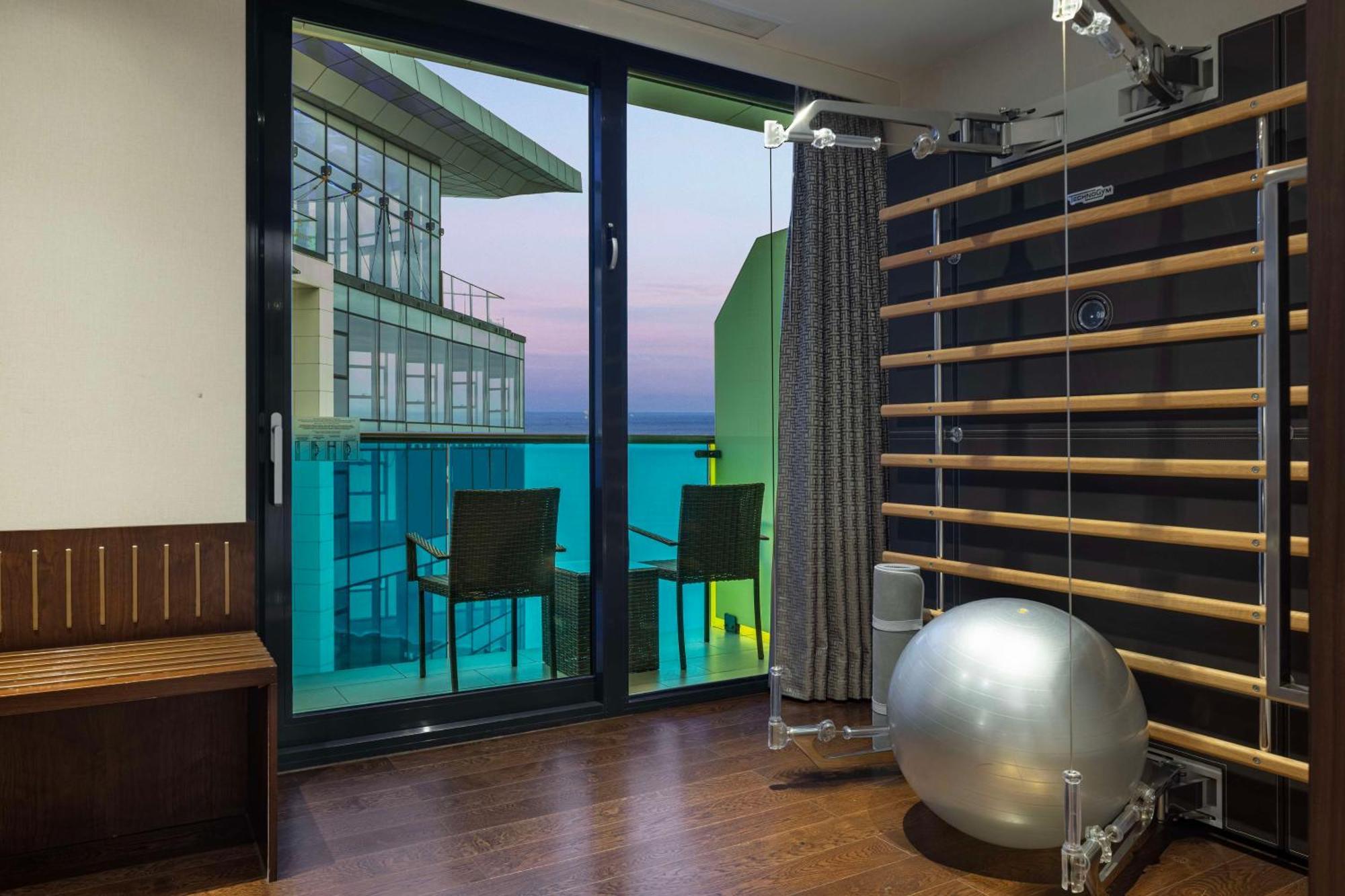 Hilton Batumi Hotell Eksteriør bilde A home gym