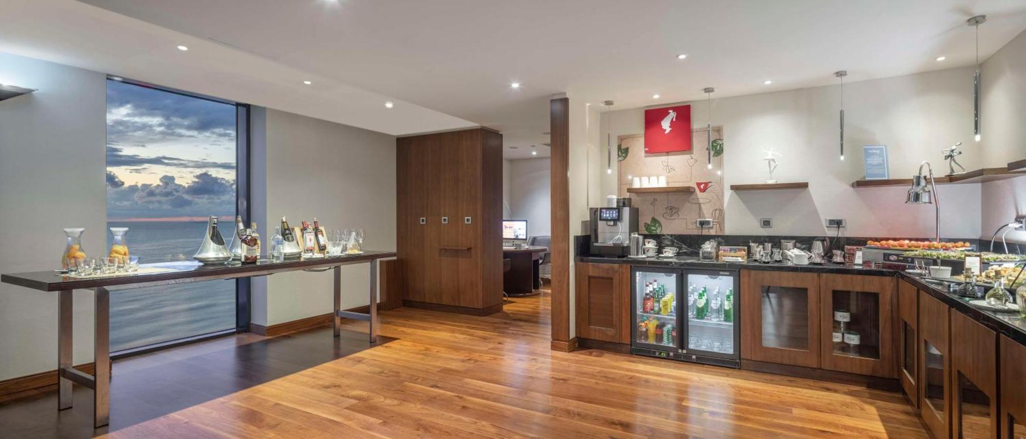 Hilton Batumi Hotell Eksteriør bilde The Swiss First Class Lounge at London Heathrow Airport