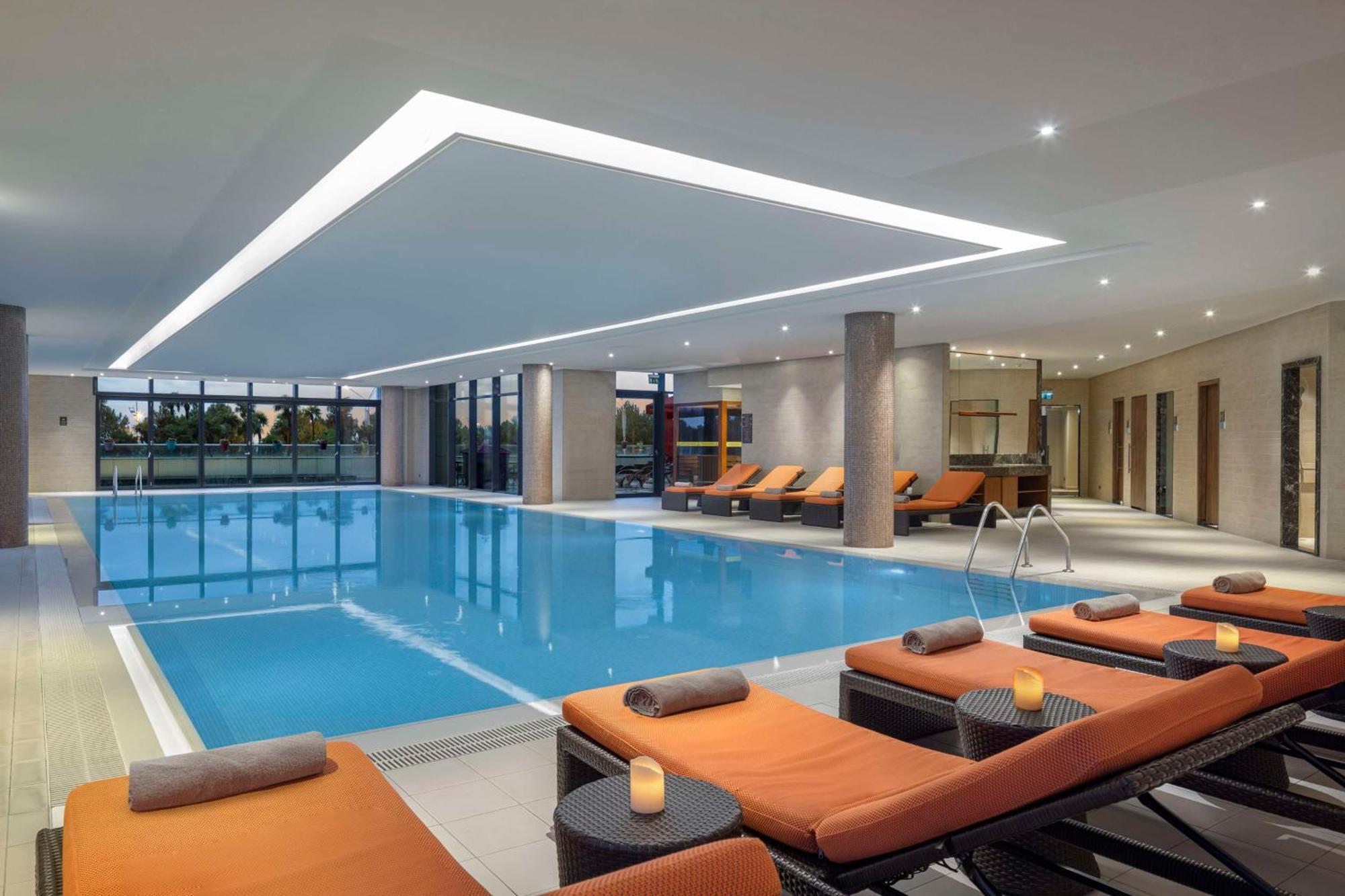 Hilton Batumi Hotell Eksteriør bilde The pool at the hotel